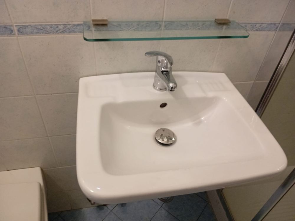 Installazione lavabo e rubinetto